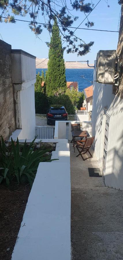 Apartmani Sara Marija Karlobag Exterior foto