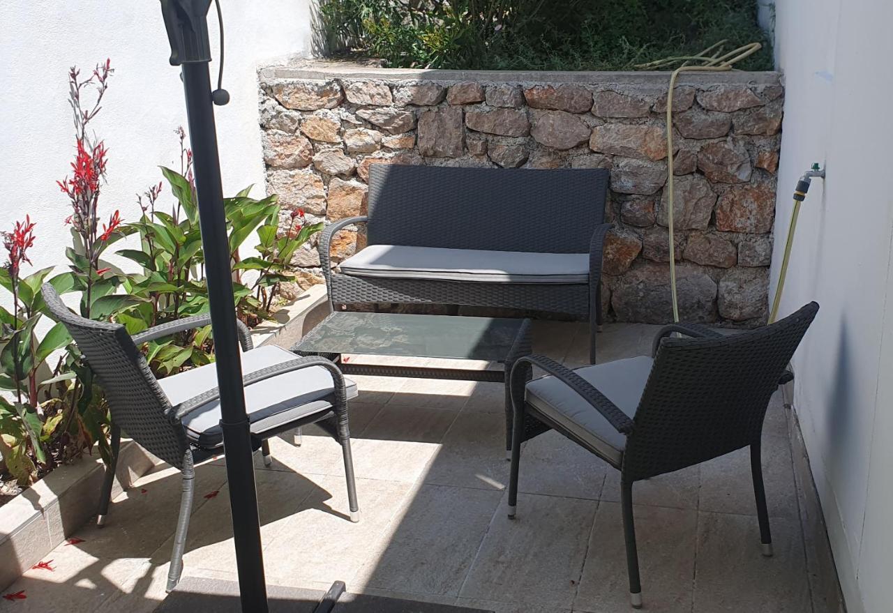 Apartmani Sara Marija Karlobag Exterior foto