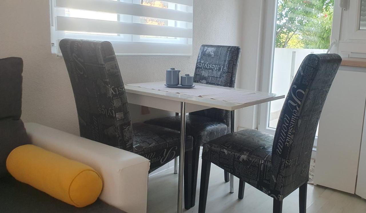 Apartmani Sara Marija Karlobag Exterior foto