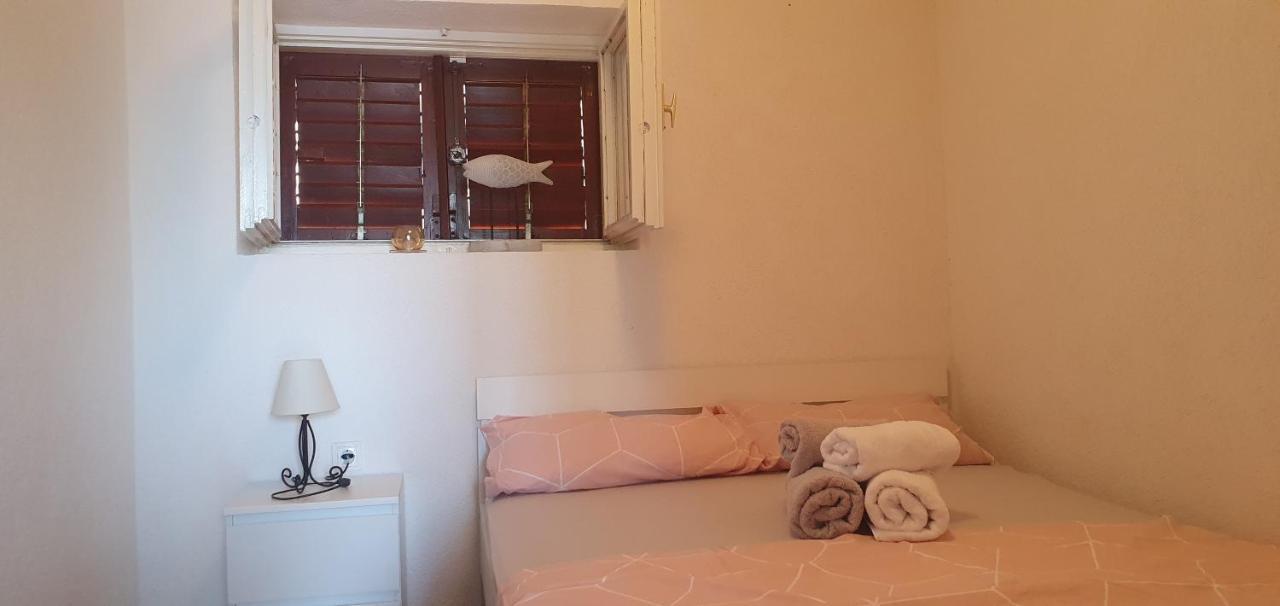 Apartmani Sara Marija Karlobag Exterior foto